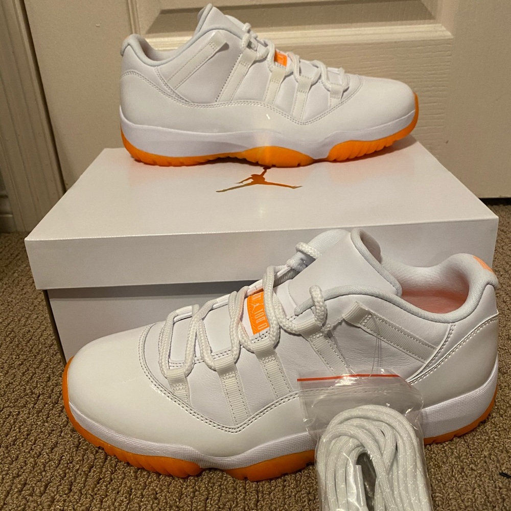 Jordan 11 Low Citrus M10.5 W12 - dead stock